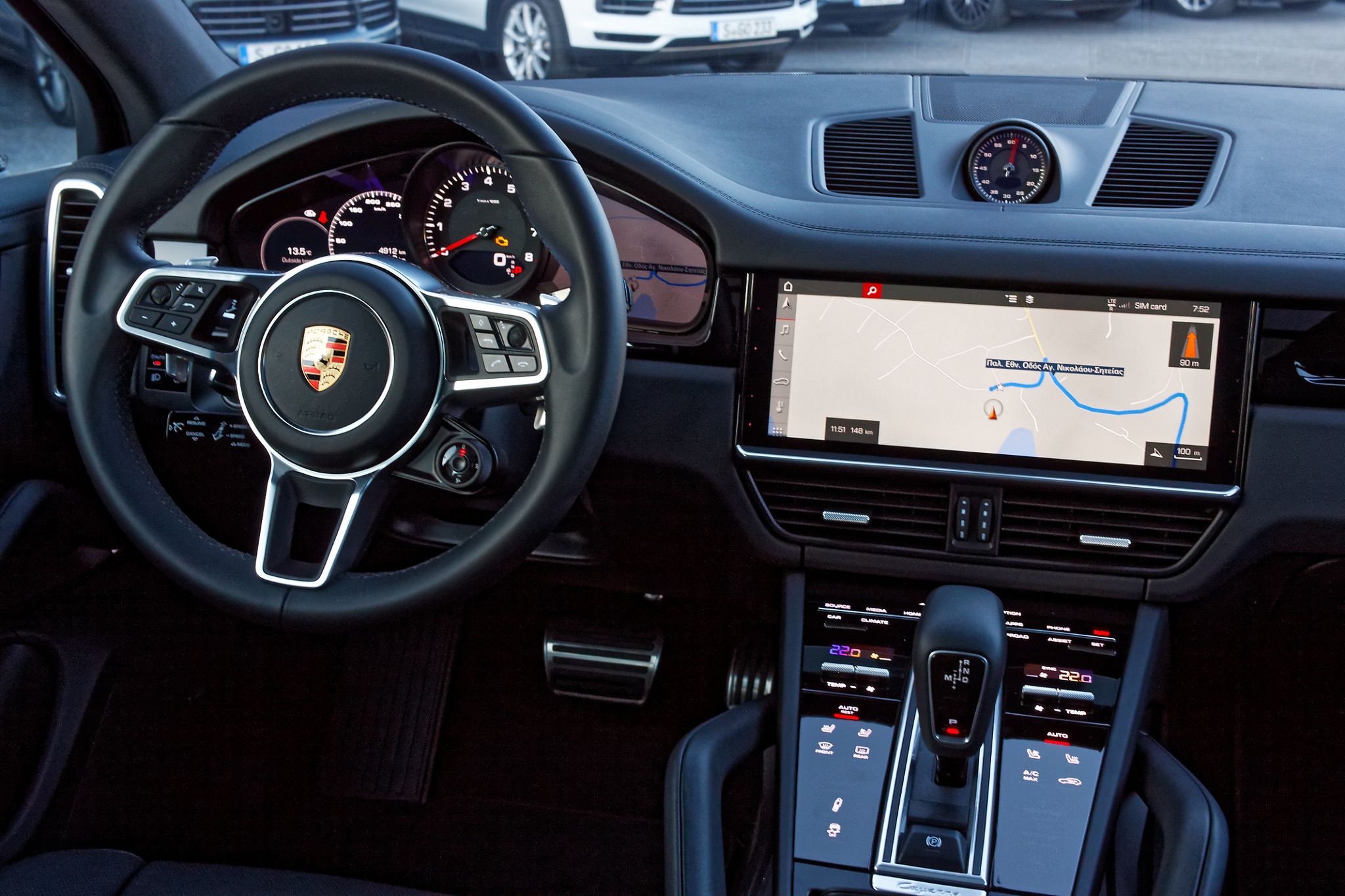 Wielkie ekrany i funkcjonalne pokrętła oraz przyciski. Na wnętrze Cayenne nie można narzekać 