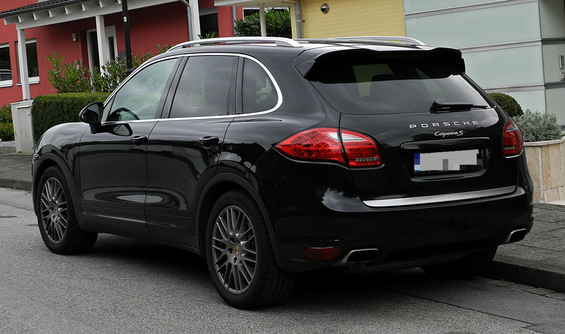 Porsche Cayenne skradzione policjantom z Augustowa. Proszą o pomoc