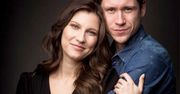 Kamila Kamińska karmi córeczkę piersią. Michał Meyer asystował... aż zasnął. Co za sielski widok!