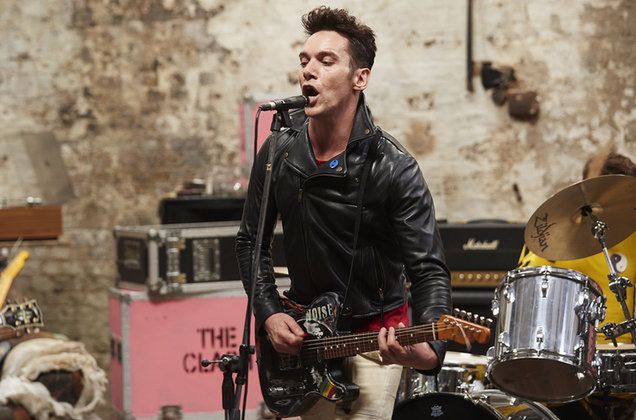 Jonathan Rhys Meyers gra "Clash City Rockers"