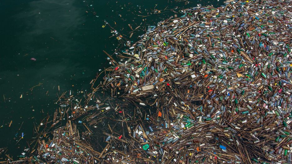 Plama śmieci dryfująca po oceanie 