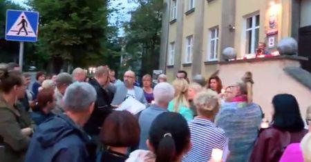 Radny zaatakował przechodnia pizzą. "Wysmarował mu nią twarz"