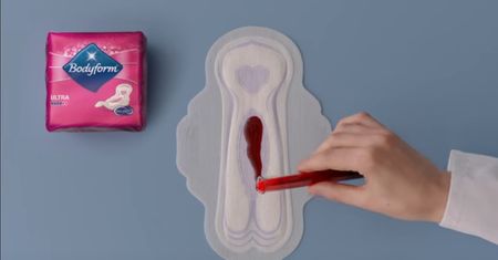 Koniec z niebieskim płynem. Pierwszy raz tak dosłownie o krwi miesiączkowej