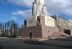 Turyści z Polski zatrzymani na Łotwie. Zdjęli spodnie przed pomnikiem