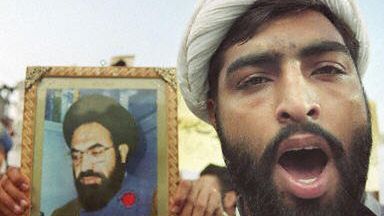 Szyici niosą portret zmarłego ajatollaha Mohammeda
Bakira al-Hakima