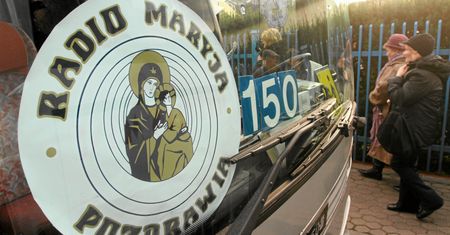 Został skazany za molestowanie dzieci. Ksiądz z Tylawy odmawia różaniec na antenie Radia Maryja