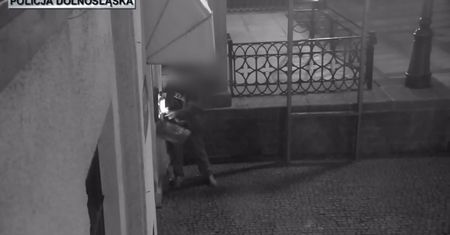Złotoryja. 32-latek rzucił defibrylator o ziemię. Chciał go "wypróbować na sobie"