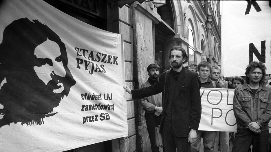 Czarny marsz w rocznicę śmierci Stanislawa Pyjasa, zorganizowany przez Ruch "Wolność i Pokój", Kraków 1989