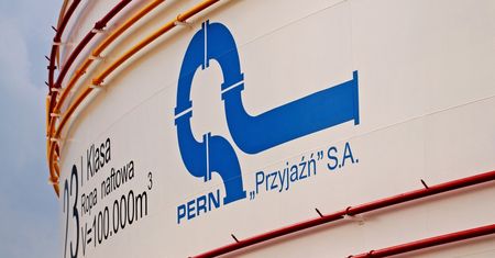 Brudna ropa. Temat zamiatany pod dywan?