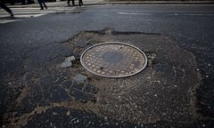 Tragedia w Moderówce. Mężczyzna wpadł do studzienki kanalizacyjnej