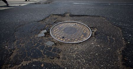 Tragedia w Moderówce. Mężczyzna wpadł do studzienki kanalizacyjnej