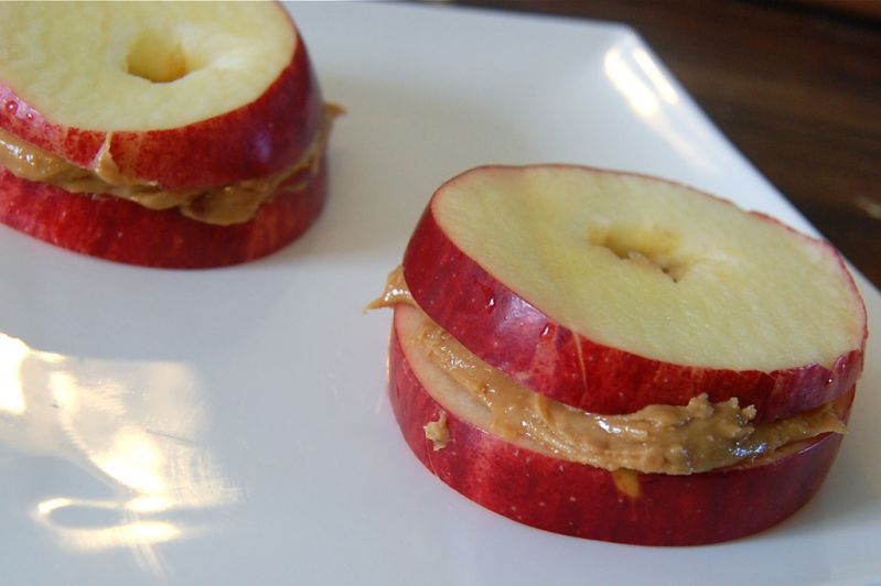 Przekąski poniżej 150 kcal - jabłko z masłem orzechowym 