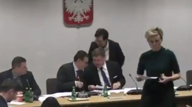 Posłanka Anna Milczanowska (w środku) w czasie posiedzenia komisji sprawiedliwości