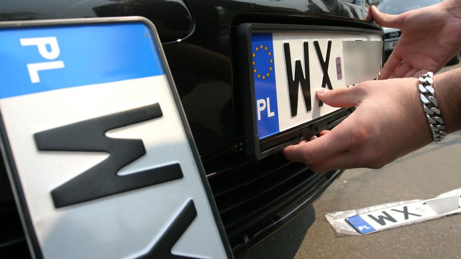 Polacy mogliby wydawać pieniądze w polskich urzędach, a nie za granicą