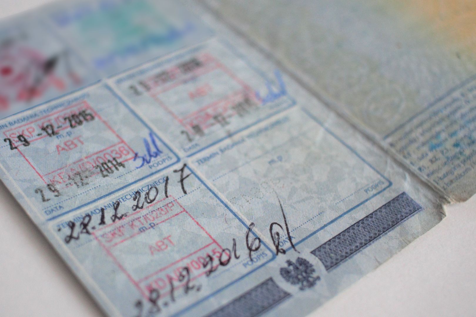 Dowód rejestracyjny pełen pieczątek to problem wielu kierowców