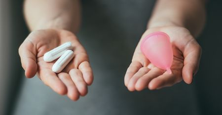 Kubeczek menstruacyjny — do czego służy i jak go używać?