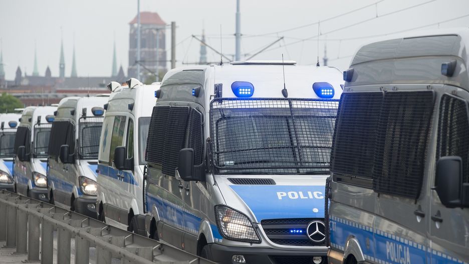 27-latek uciekł z konwoju w kajdankach