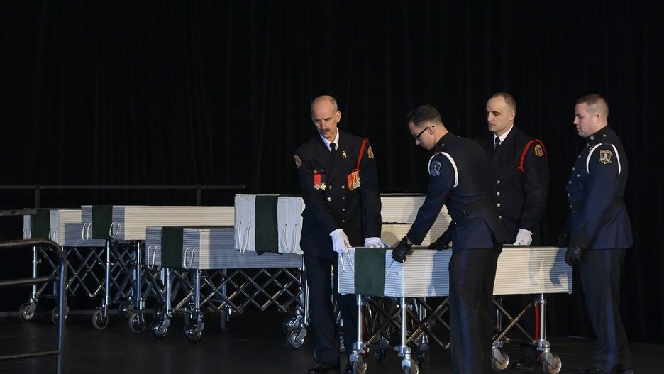 Gwardia honorowa miejscowej policji towarzyszy dzieciom w ostatniej drodze