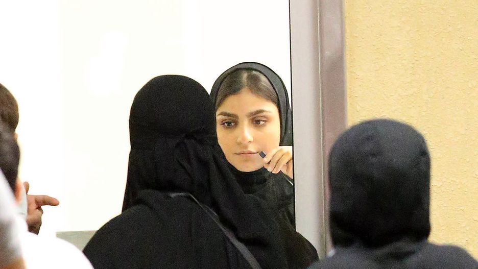 Saudyjki przed meczem piłki nożnej, który obejrzą po raz pierwszy raz w życiu 12 stycznia 2018 roku. Wcześniej, kobiety nie mogły przebywać na widowniach stadionów.