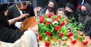 Żona Krzysztofa Krawczyka ucałowała trumnę, a potem wykrzyczała rozrywające serce słowa. Wzruszające sceny na cmentarzu