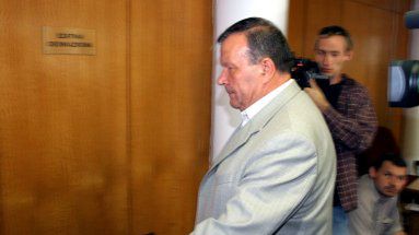 Konstanty Malejczyk wchodzi do sali Sądu Lustracyjnego