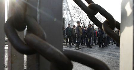 Żony górników z Budryka czekają na Waldemara Pawlaka