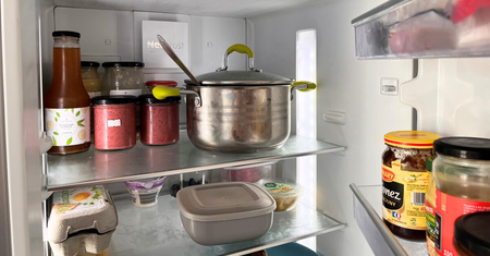 8 rzeczy, przez które twoja lodówka to pożeracz prądu. Zmień je, a oszczędzaj
