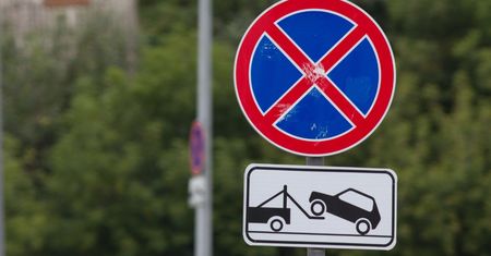Zanim zabronisz parkowania przed posesją, sprawdź przepisy. Nie każdy może ustawić znak
