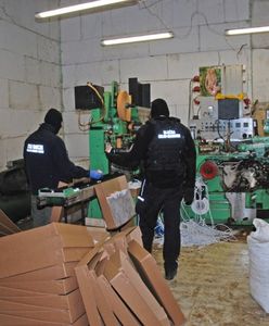 Dzięki CBŚP zlikwidowano nielegalną fabrykę papierosów w Irlandii. Mogła należeć do Polaków