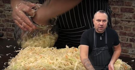 Tomasz Strzelczyk pokazał, jak zrobić domową kapustę kiszoną. Nie kupisz takiej w żadnym sklepie