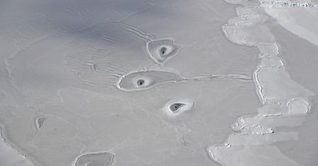 Dziwaczne dziury na Arktyce. NASA wzrusza ramionami, bo nie wie skąd się wzięły