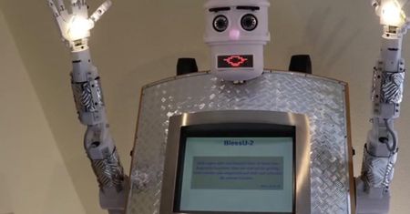 Robot zamiast księdza: w niemieckim kościele maszyna błogosławi wiernych. Po polsku