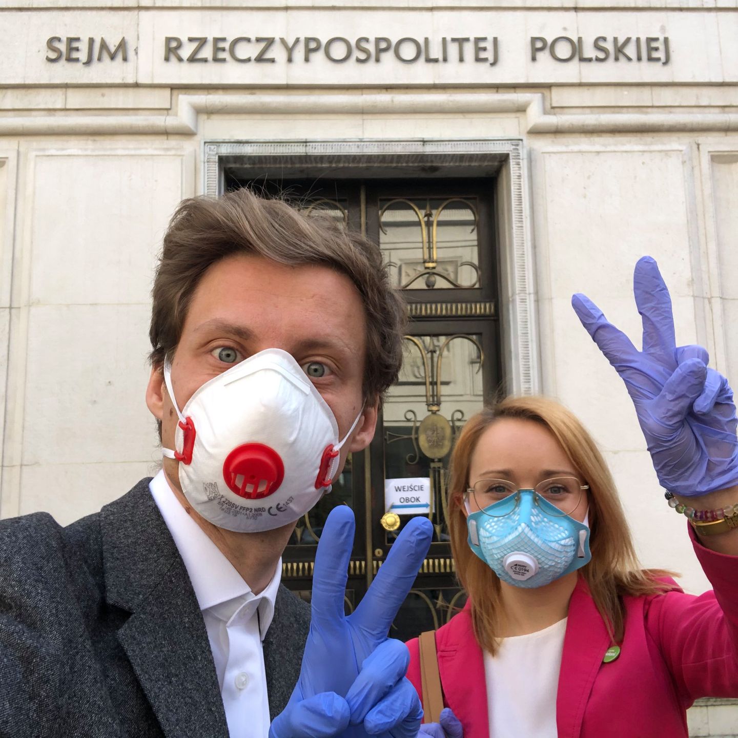 Posłowie przed wejściem do budynku Sejmu na czwartkowe głosowanie.
