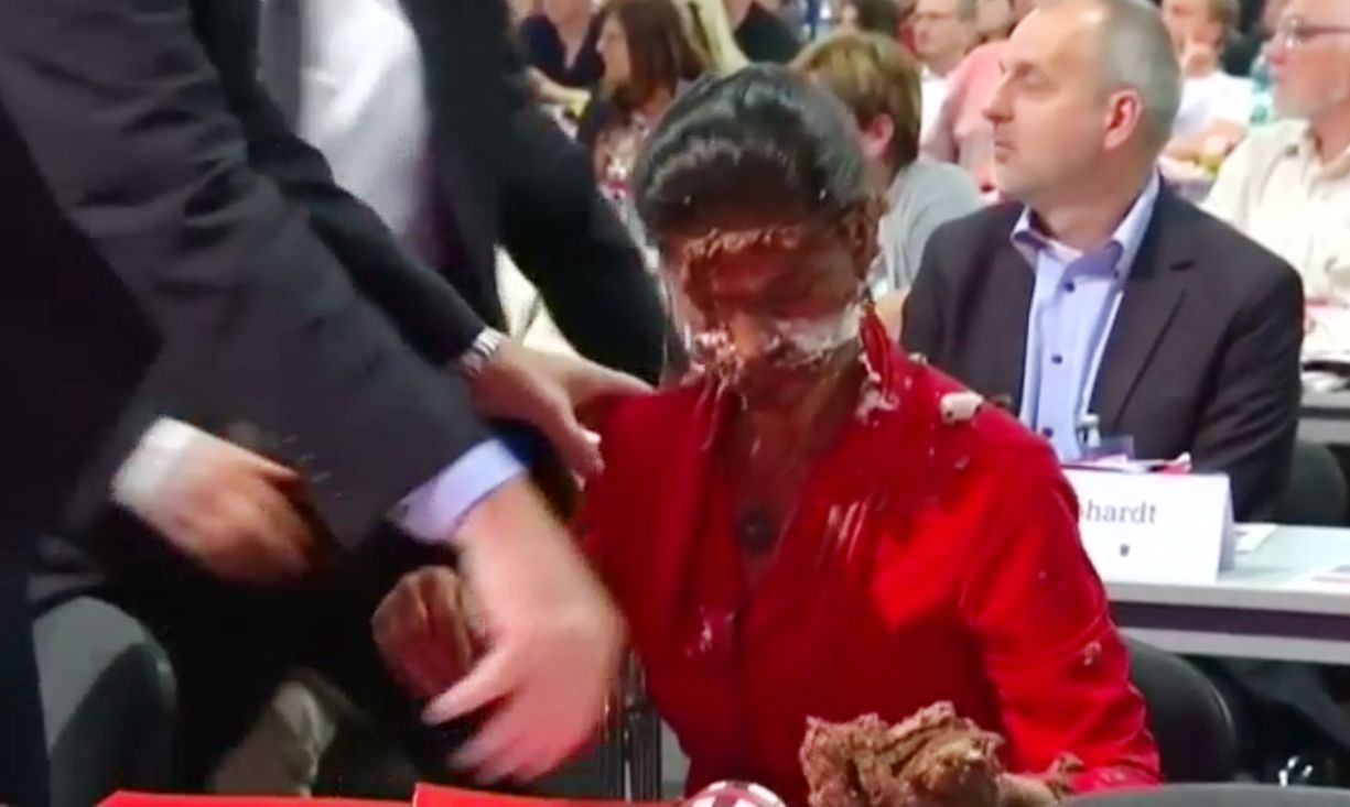 Niemiecka polityk zaatakowana czekoladowym tortem