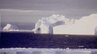 Antarktyka, góra lodowa, która na skutek ocieplenia klimatu uległa przełamaniu