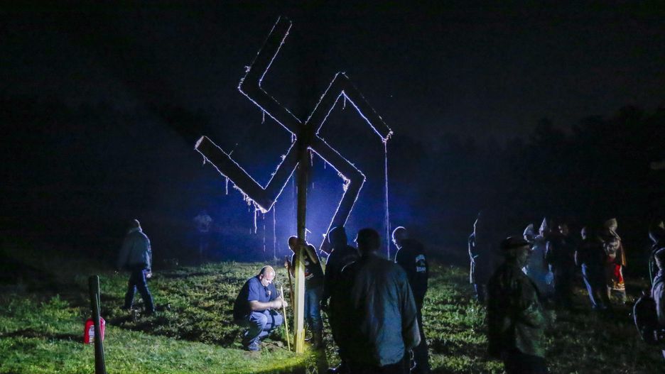 Na zdjęciu amerykańscy neonaziści z symbolem swastyki. Ceremonia polskich neonazistów uwieczniona przez dziennikarzy TVN wyglądała bardzo podobnie