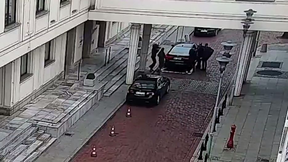 Monitoring senacki. Na ujęciu widać moment zderzenia się operatora TVP Info z dyrektor gabinetu marszałka Grodzkiego.