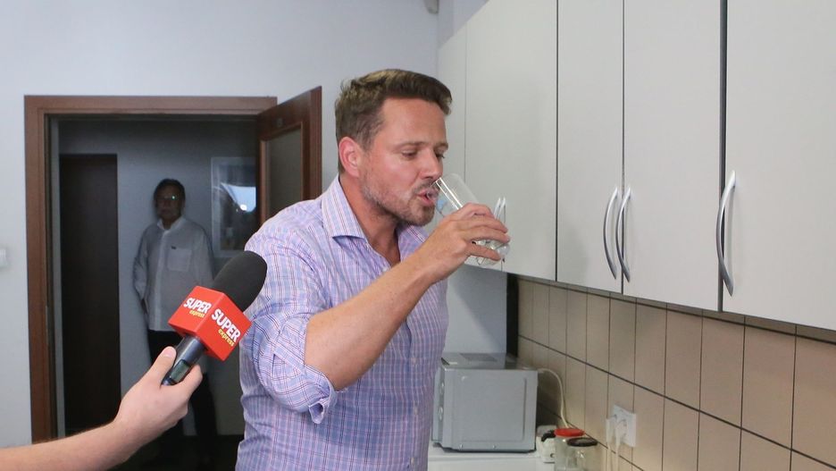 Rafał Trzaskowski pije warszawską kranówkę