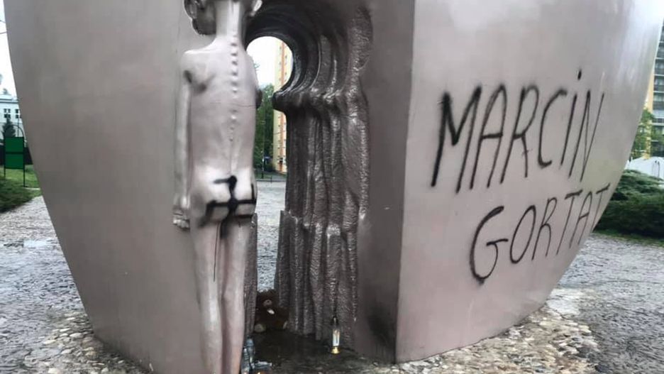 Swastyka na na pomniku Pękniętego Serca w Łodzi została już usunięta