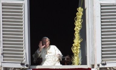 Jan Paweł II pobłogosławił zgromadzonych na Placu św. Piotra