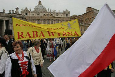 Tysiące wiernych składają gratulacje nowym kardynałom