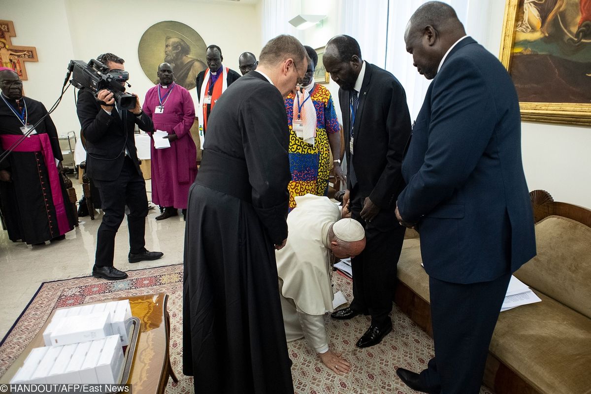 Bezprecedensowy gest papieża Franciszka. Ucałował stopy skonfliktowanych przywódców
