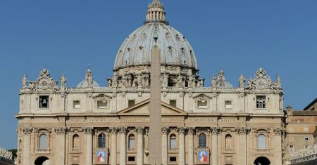 Nuncjusz we Francji oskarżony o molestowanie. Odebrano mu immunitet