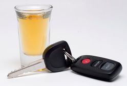 Zasnął w samochodzie na środku drogi