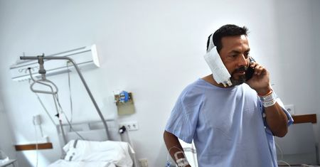 Nagrywał selfie uciekając przed bykiem. Zwierzę prawie go zabiło