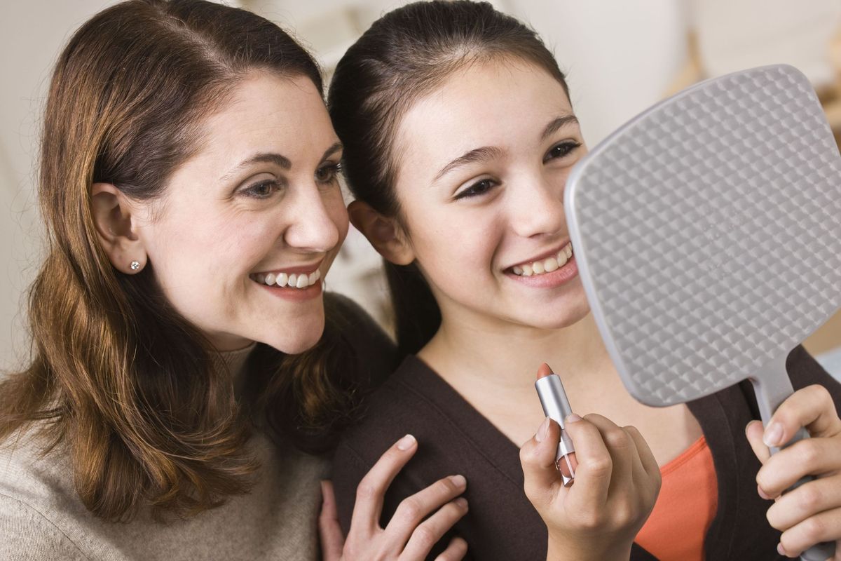 7 kosmetyków, które warto pożyczyć od córki, młodszej siostry albo koleżanki
