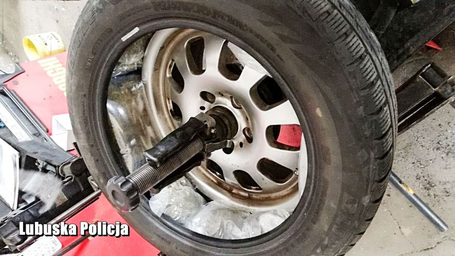 Kostrzyn nad Odrą. Policjanci znaleźli narkotyki ukryte w kołach samochodu 
