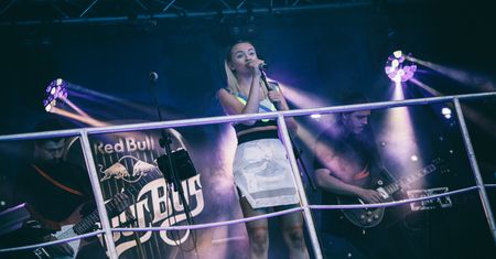 Oszałamiające stylizacje Natalii Nykiel na trasie Red Bull Tour Bus