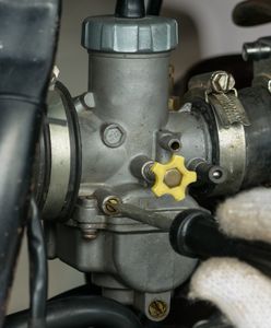 Regulacja gaźnika w motocyklu – jak wykonać samodzielnie?