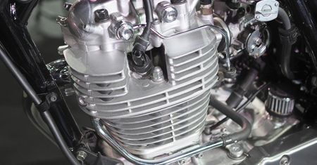 Silnik czterosuwowy czy dwusuwowy w motocyklu – jakie są różnice?